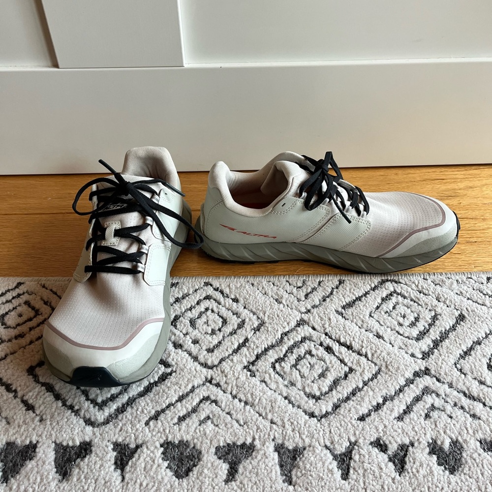 Altra Cream and Black Athletic Shoes Sporty Design